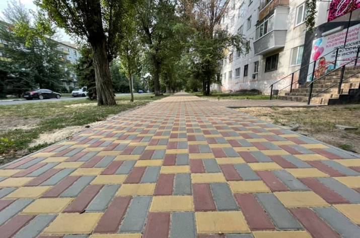 В Рубежном отремонтировали тротуар по пр. Победителей