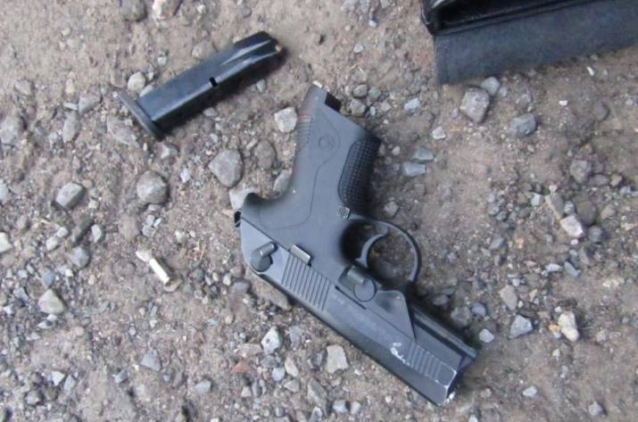 В Сватово полицейские изъяли пистолет у водителя Ford Kuga.