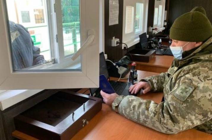 Тем, кто едет из Луганска и Донецка за украинским паспортом, могут быстро оформить е-пропуск 