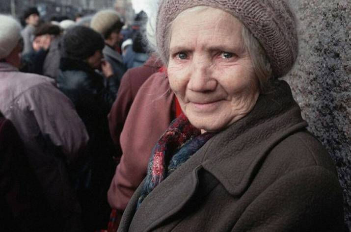 Так вот — с уровнем и качеством жизни пожилых людей в СССР всё было очень и очень плохо. Я думаю, вы и сами, кто ещё застал СССР, хорошо запомнили этих пахнущих нафталином несчастных бабушек и дедушек