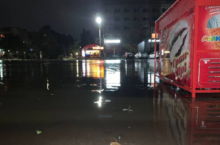 В Рубежном прошел мощный ураган с ливнем (фото, видео)