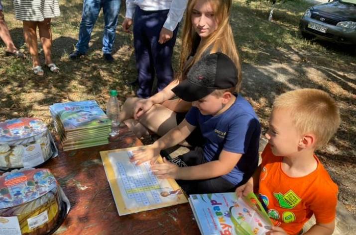 Воспитанникам детсада на Луганщине подарили книги