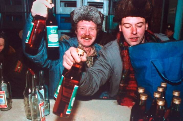 Так, друзья, сегодня будет пост про фотоснимки советских магазинов, которые практически никогда не попадали в советские СМИ и были по сути запрещёнными. Эти снимки по идеологическим соображениям не пу