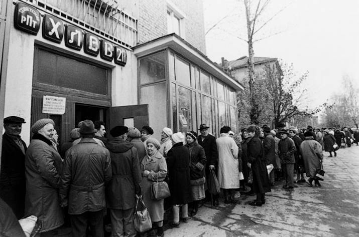 Несмотря на то, что в позднем СССР на руках у населения было довольно много фотоаппаратов, сцены окружающей жизни (быт, магазины и т.д.) снимал мало кто — плёночная съемка была дорогим и трудоёмким уд