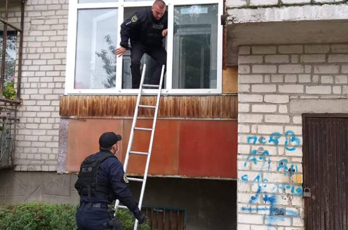 В Северодонецке обезвредили 26-летнего парня, который угрожал топором пожилой женщине.