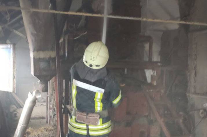 Вчера, 27 сентября, в 14:01 в Службу спасения поступило сообщение о том, что в с. Дмитриевка Счастьенского района горит зерноочистительный комплекс ЗАВ-40.