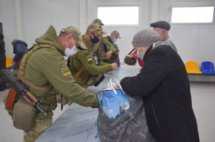 Все украинские КПВВ на Донбассе открыты для пропуска через линию разграничения и работают ежедневно с 08.00 до 16.00.