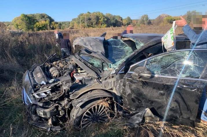 На въезде в Горское перевернулся автомобиль. Водитель и пассажирка получили телесные повреждения.