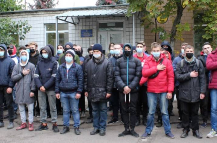 На Луганщине на срочную службу отправят более 200 юношей. Из них сегодня, 5 октября, в ряды Вооруженных Сил Украины отправлено 80 человек.