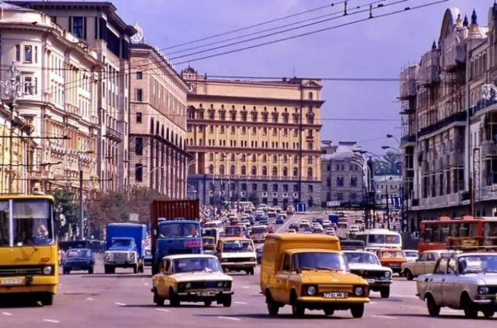 Так, сегодня будет одна из ваших любимых тем -- о ностальгии по СССР. Как вы прекрасно знаете, во многих странах бывшего СССР есть те, кто по-прежнему ностальгируют по жизни в СССР. Им не нравится жиз