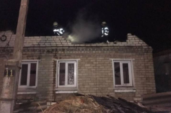 Сегодня, 6 октября, в 00:12 в Службу спасения поступило сообщение о возгорании жилого дома на переулке Озерный в Рубежном.
