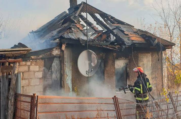 Во время ликвидации пожара в жилом доме спасатели обнаружили тела двух граждан.