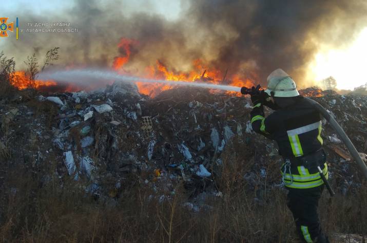 Вчера, 20 октября, в 8:52 в Службу спасения поступило сообщение о возгорании сухой травы в районе полигона твердых бытовых отходов в Рубежном.