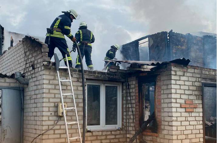 Вчера, 24 октября, в 13:46 в Службу спасения поступило сообщение о том, что в с. Новоастрахань Северодонецкого района горит жилой дом.