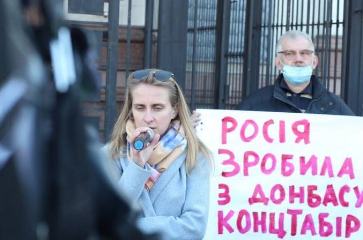 «Россия убивает»: активисты из Донбасса провели акцию под посольством РФ 