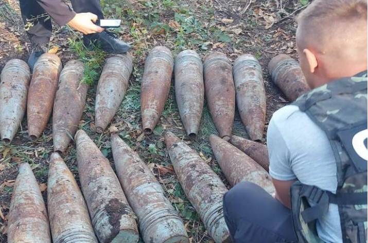 Из хранилища боевиков вблизи линии разграничения изъяты снаряды для пушек.