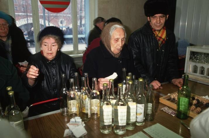 Так, друзья — сегодня будеткт болшой и интересный пост о том, кому же хорошо жилось в СССР. Тут в комментариях к постам про СССР мне постоянно пишут, что я мол сильно сгущаю краски, а на самом деле в