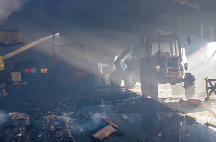 Вчера, 31 октября, в 09:16 в Службу спасения поступило сообщение о том, что на территории сельскохозяйственной производственной фирмы в с. Колядовка Счастьенского района произошел пожар.