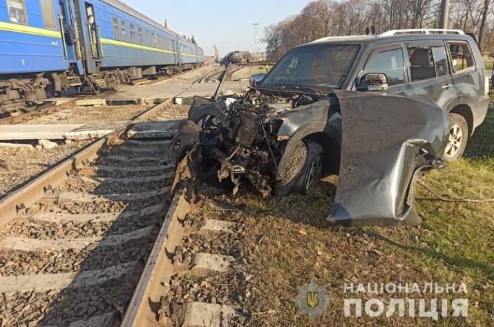 Поезд Лисичанск - Ужгород протаранил внедорожник