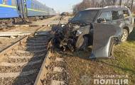 Поезд Лисичанск - Ужгород протаранил внедорожник