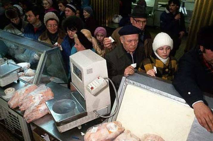 Так, друзья — сегодня будет интересный пост про устройство советских магазинов. Я тут на днях нашёл несколько любопытных снимков той эпохи, и подумал, что вам тоже будет интересно на них посмотреть и 