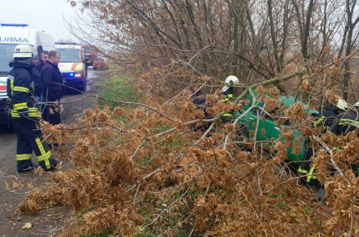 Сегодня, 4 ноября, в 09:23 в Службу спасения поступило сообщение о том, что на трассе вблизи села Хомовка Сватовского района произошла авария.