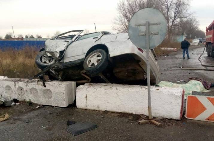 На оккупированной Луганщине автомобиль врезался в бетонные блоки возле КПВВ. Есть погибшие.