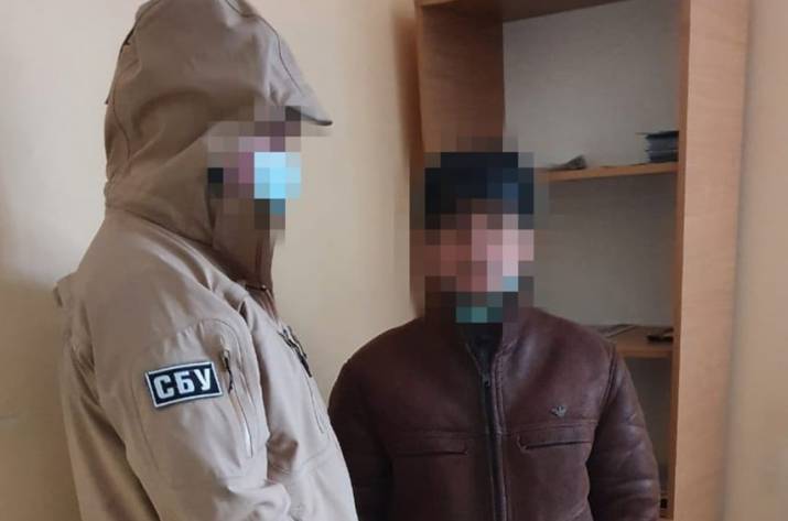 В ходе спецоперации СБУ на Луганщине задержан уголовник на попытке сбыта взрывчатки и боевых гранат.