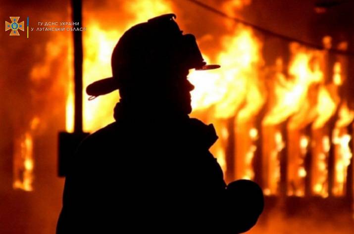 9 ноября, в 08:39 в Службу спасения поступило сообщение о том, что идет дым из квартиры на первом этаже по ул. Московская в Лисичанске.