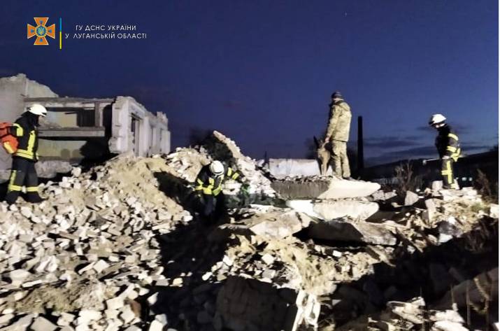 Вчера, 15 ноября, в 15:42 в Службу спасения поступило сообщение о том, что в промзоне бывшего ООО «Рубежанский краситель» под завалом железобетонных конструкций оказался человек.