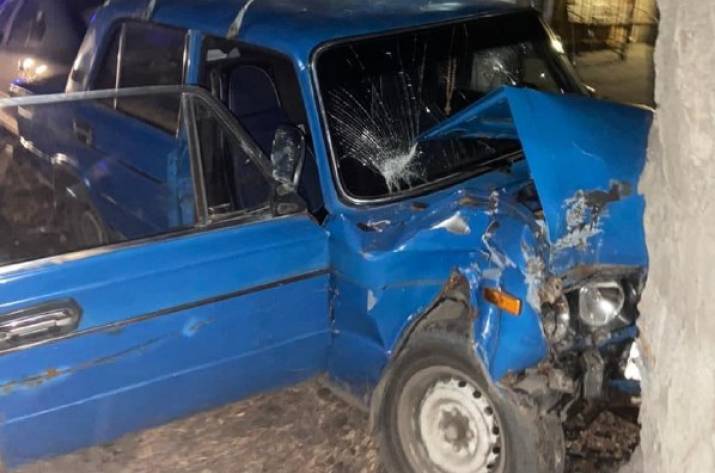 В Старобельске автомобиль врезался в дерево: есть пострадавший