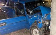 В Старобельске автомобиль врезался в дерево: есть пострадавший