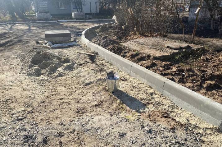 В Рубежном продолжают ремонтировать тротуары
