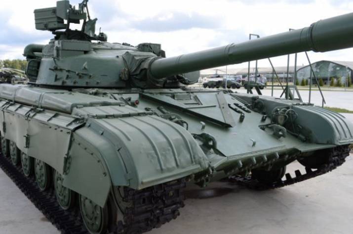 В жилом секторе Луганска стоит танк Т-64