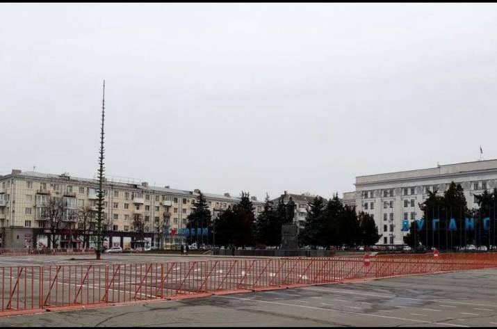 В сети появились новые фото из оккупированного Луганска.