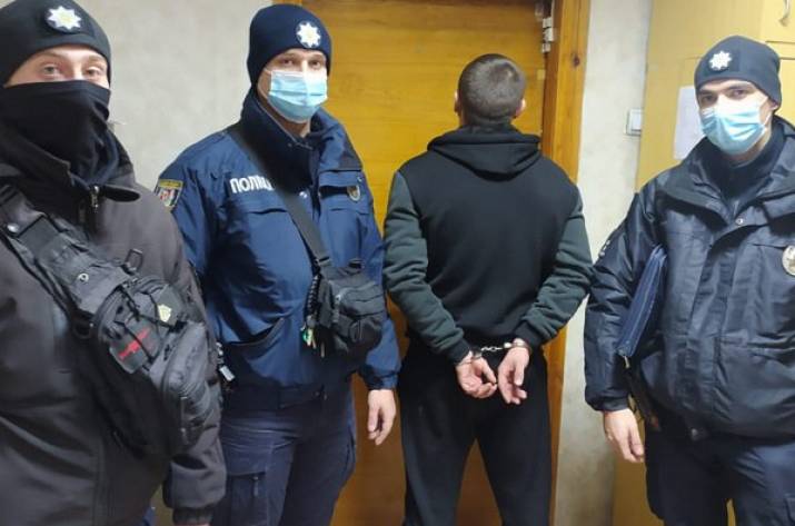 Вчера, 8 декабря, в 10:40 полицейские получили сообщение медиков о госпитализации 39-летней женщины с множественными телесными повреждениями.