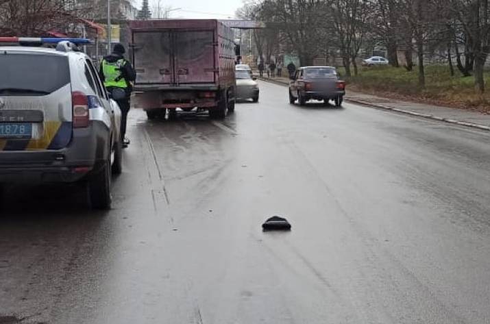 Вчера, 9 декабря, около 12:00 в полицию поступило сообщение о ДТП на ул. Титова, в Кременной, возле остановки общественного транспорта.