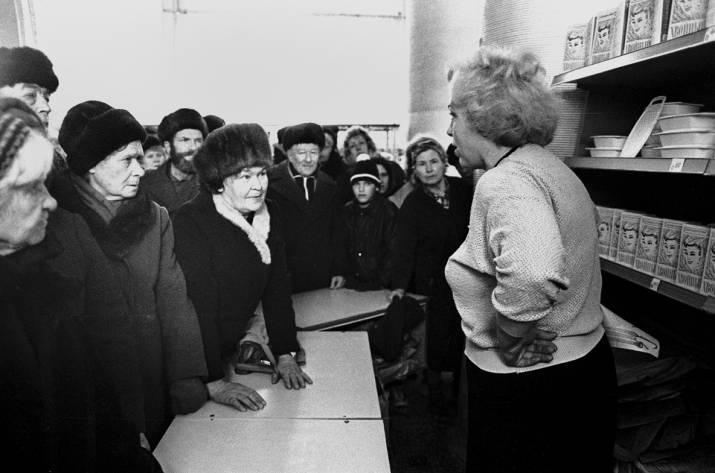 Так, друзья, сегодня будет большой и интересный пост о советском дефиците — таким словом называли недостаток или полное отсутствие того или иного вида товаров в советских магазинах. Практически всё вр