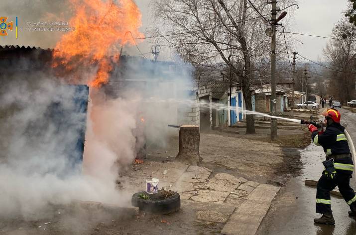 Вчера, 13 декабря, в 13:20 в Службу спасения поступило сообщение о возгорании гаража по ул. Одесский, в Лисичанске.