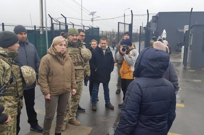 Находясь в Луганской области, вице-премьер-министр Украины – министр по вопросам реинтеграции временно оккупированных территорий Украины Ирина Верещук ознакомилась с ходом реконструкции объектов на КП