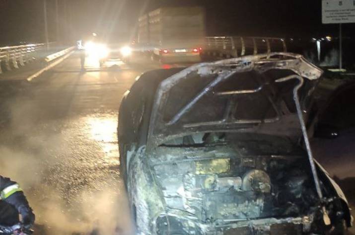 На дороге между Рубежным и Северодонецком загорелся автомобиль.