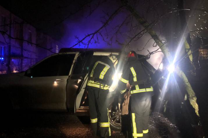 Вчера, 16 декабря, в 02:19 в Службу спасения поступило сообщение о возгорании автомобиля возле жилого дома на кв. Строителей в Сватово.
