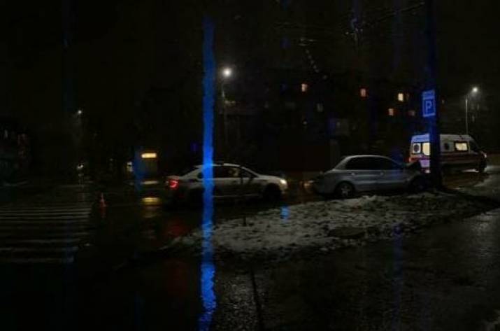 Сегодня, 19 декабря, около 18:00 в полицию поступило сообщение врача экстренной медицинской помощи о ДТП на перекрестке ул. Первомайская и пр. Химиков в Северодонецке.