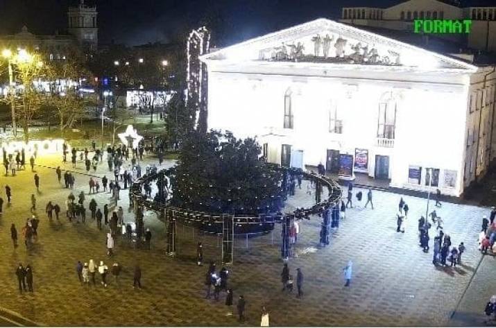 В Мариуполе упала главная елка города