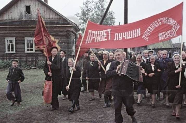 Так, друзья — сегодня будет интересный пост о постановочных советских фотоснимках, изображающих 