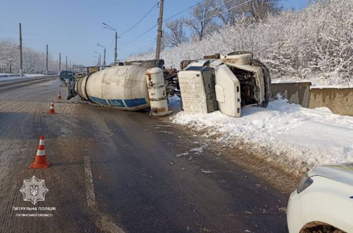 В Лисичанске перевернулась бетономешалка