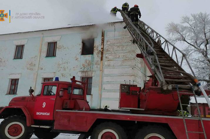 В Лисичанске случился пожар в здании водоканала