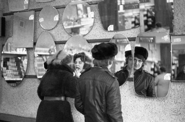 Так, друзья — сегодня будет пост с несколькими интересными фотоснимками советских очередей и небольшой рассказ о том, как в СССР народ гонялся перед Новым годом за дефицитом. Сейчас в это трудно повер