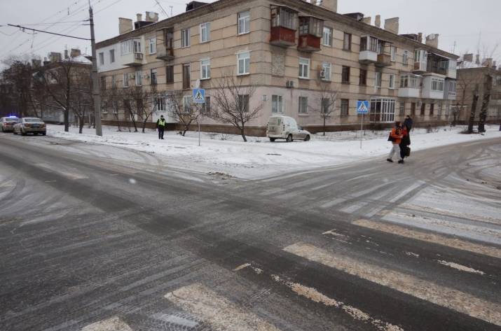 Полицейские устанавливают обстоятельства ДТП в Северодонецке.