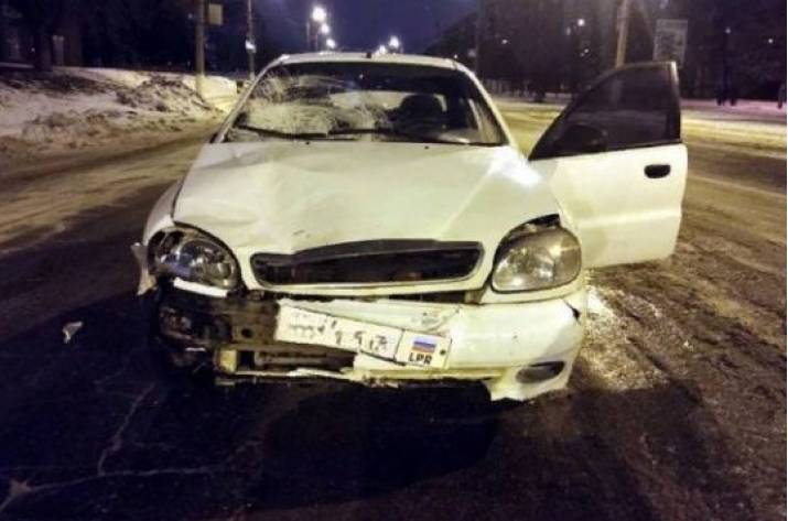 В оккупированном Алчевске водитель легковушки сбил двух девушек.
